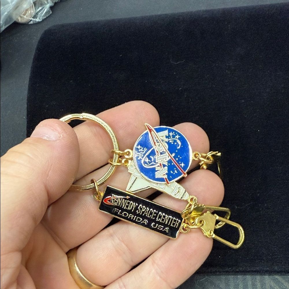 NASA Gold Space Shuttle Keychain - Picture 2 of 2